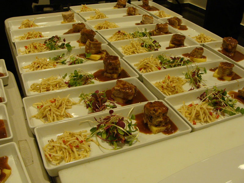 Plateaux de bouchées cocktail gastronomiques, sauce et micro-pousses