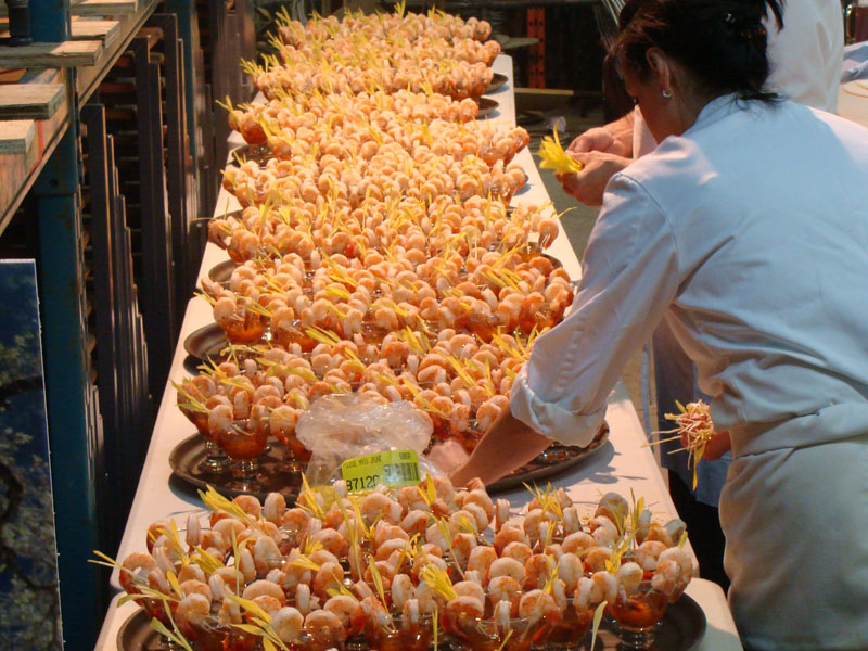 L'équipe de cuisine prépare des bouchées aux crevettes en grande quantité