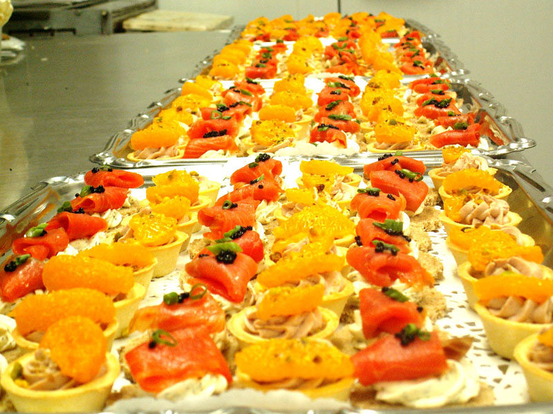 Bouchées tartelettes au saumon fumé et agrumes, dressées en rangées