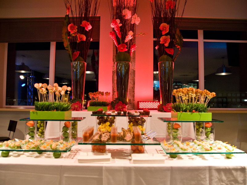 Buffet dressé pour un grand groupe