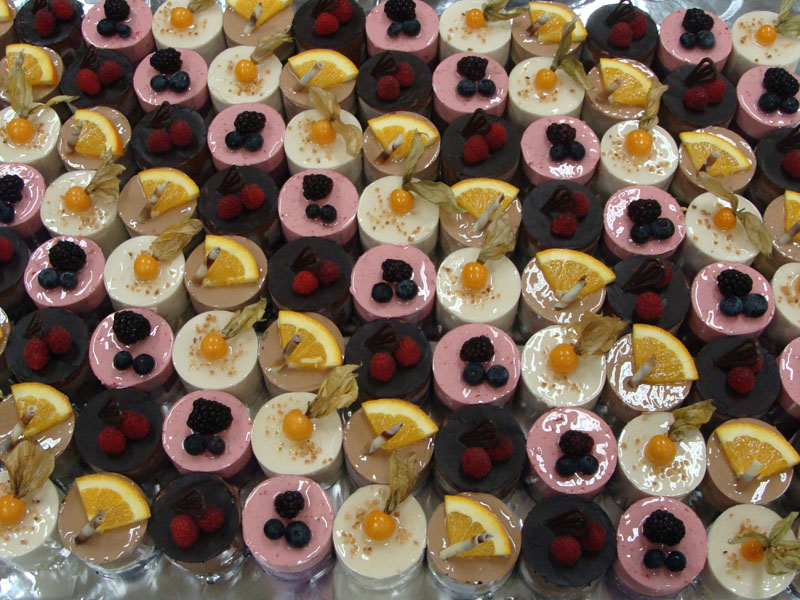 Verrines dessert aux fruits rouges et chocolat, dressées en rangées pour un grand événement